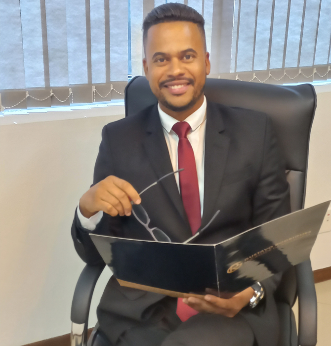 Gustavo Rodrigues em seu escritório